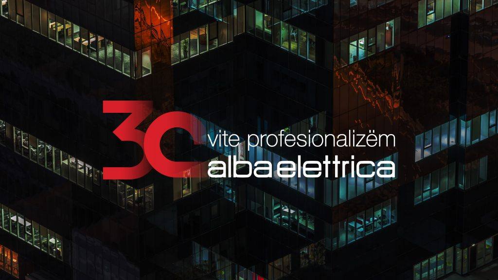 Alba Elettrica 30-jarig jubileumlogo boven een kantoorgebouw 's nachts