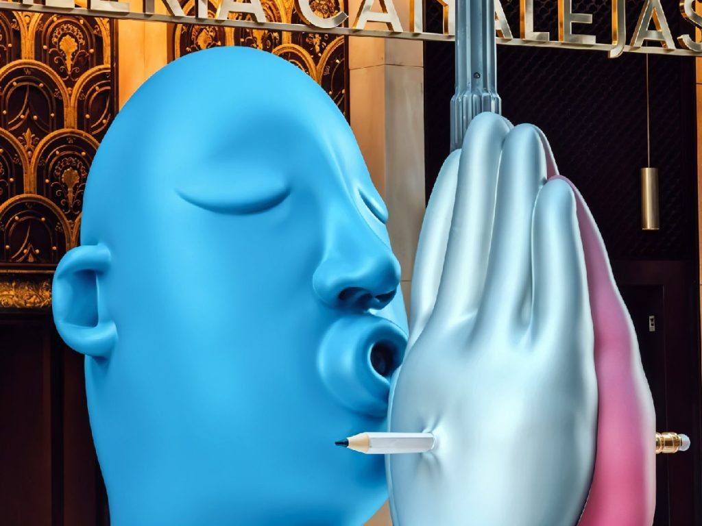 Blauw gebeeldhouwd gezicht dat een potlood door een hand blaast, een illustratie over AI en creativiteit